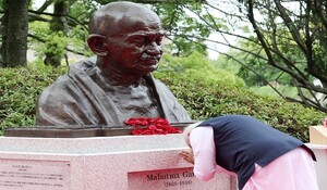 PM नरेंद्र मोदी ने प्रथम परमाणु हमला स्थल हिरोशिमा में महात्मा गांधी की आवक्ष प्रतिमा का किया अनावरण