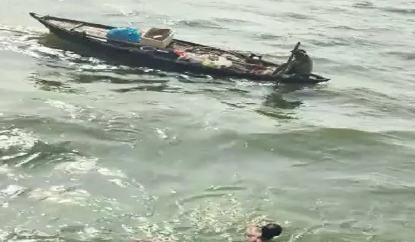 UP: गंगा में नाव पलटने के हादसे में मरने वालों की संख्या 4 हुई, दो नाविक गिरफ्तार