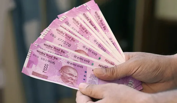 2,000 रुपए के नोट बदलने का पहला दिन: कुछ शाखाओं में छोटी कतारें