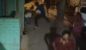 दिल्ली में प्रेमी ने किशोरी को चाकुओं से गोदा, फिर पत्थर से कुचल कर मार डाला; फिर भी अनदेखा कर निकलते रहे लोग