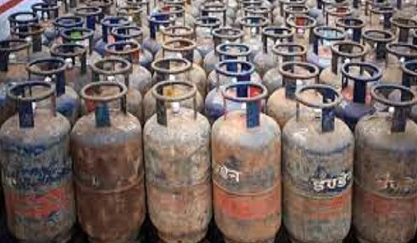 Commercial Gas Cylinder Price: कमर्शियल गैस सिलेंडर उपभोक्ताओं को राहत, दामों में आई 19 रुपए की कमी