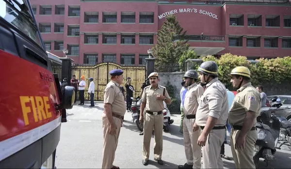 VIDEO: दिल्ली में स्कूलों को धमकी मामले पर गृह मंत्रालय का बयान, किसी को घबराने की जरुरत नहीं है