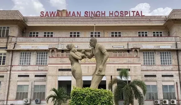 SMS अस्पताल में दुर्लभ ऑपरेशन, सर्जरी विभाग के चिकित्सकों ने निकाली पित्ताशय-आंत में फंसी 30 पथरी