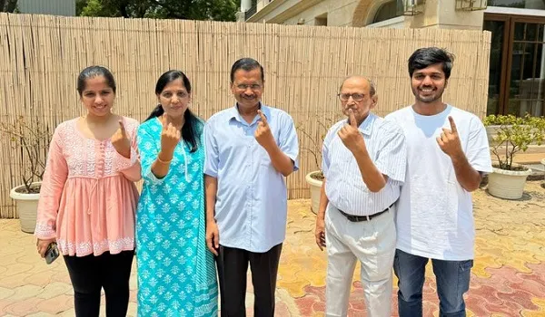 Lok Sabha Election 2024 Phase 6 Voting: दिल्ली सीएम अरविंद केजरीवाल ने परिवार के साथ किया मतदान, सिविल लाइंस बूथ पर डाला वोट