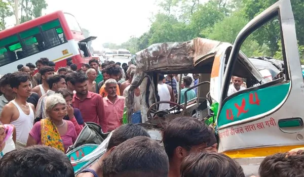 यूपी के लखीमपुर खीरी में बस ने टाटा मैजिक को मारी टक्कर, 5 लोगों की मौत, जबकि 8 घायल