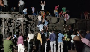 ओडिशा में मालगाड़ी से टकराई कोरोमंडल एक्सप्रेस, 30 यात्रियों की मौत, 179 जख्मी
