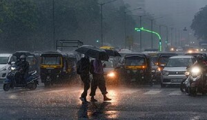 Weather Update: दिल्ली के कुछ हिस्सों में हल्की बारिश, अधिकतम तापमान 33.7 डिग्री सेल्सियस दर्ज किया गया