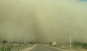 Jaisalmer News: पाकिस्तान की सीमा से उठे जबरदस्त रेतीले तूफान ने मचाया तांडव, कई इलाकों में हुई बारिश और ओलावृष्टि