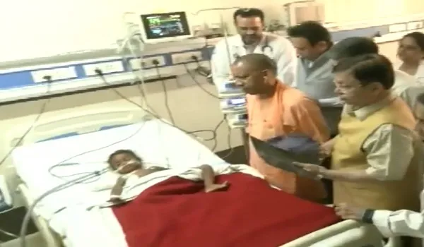 घायल बच्ची का हालचाल जानने अस्पताल पहुंचे योगी आदित्यनाथ, कोर्ट में फायरिंग के दौरान हुई थी जख्मी