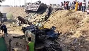 MADHYA PRADESH वाहन पर पलटा ट्रक ,  सात लोगों की मौत