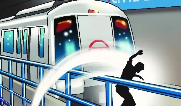 नोएडा में एक व्यक्ति ने मेट्रो के आगे कूद कर की आत्महत्या