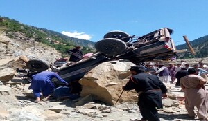 सड़क दुर्घटना: उत्तर पश्चिम पाकिस्तान में यात्री वाहन खाई में गिरा, 8 की मौत