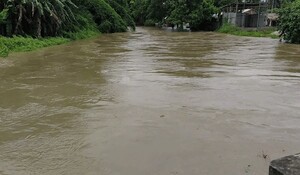 असम में बाढ़ की गंभीर स्थिति बरकरार, नदियां खतरे के निशान से ऊपर बह रहीं