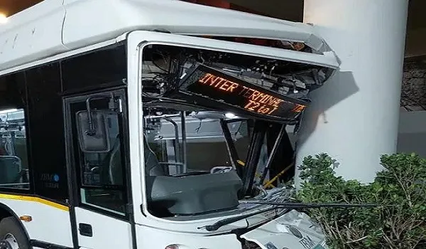 Bangalore: हवाई अड्डे पर एक शटल बस खंभे से टकराई, 10 घायल