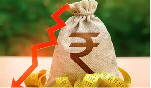 Rupee कमजोर, शुरुआती कारोबार में अमेरिकी डॉलर के मुकाबले रुपया छह पैसे गिरकर 81.96 पर