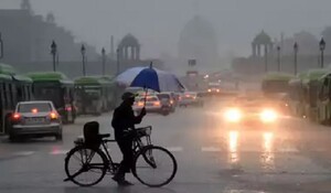 Weather Update: दिल्ली के कुछ हिस्सों में हल्की बारिश, न्यूनतम तापमान 25.5 डिग्री सेल्सियस किया गया दर्ज