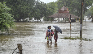 Assam में भारी बारिश के चलते बनी बाढ़ की स्थिति, IMD जारी किया रेड अलर्ट