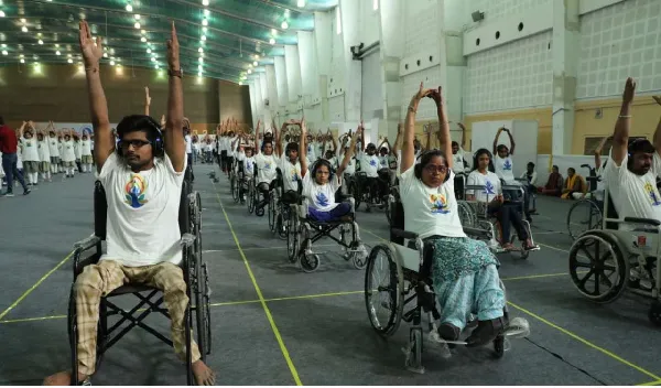 Telangana: विश्व रिकॉर्ड बनाने की कोशिश में 3,000 दिव्यांग जनों ने एक साथ किया योगाभ्यास