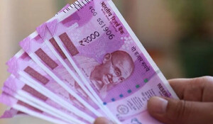 Rupee में आयी भारी गिरावट, अमेरिकी डॉलर के मुकाबले रुपया आठ पैसे गिरकर 82.05 पर