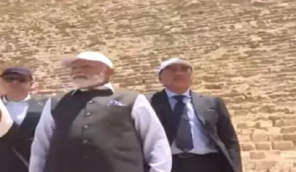 PM नरेंद्र मोदी काहिरा में गीजा के पिरामिड देखने पहुंचे