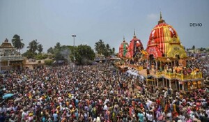 Odisha: पुरी पुलिस कर रही देवी-देवताओं के दर्शन करने में बुजुर्ग, दिव्यांग व श्रद्धालुओं की मदद