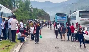Himachal Pradesh: मंडी में अचानक बाढ़ आने से राजमार्ग अवरुद्ध, यात्री फंसे