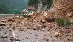 जम्मू-कश्मीर के अधिकतर भागों में बारिश, जम्मू-श्रीनगर राजमार्ग बंद