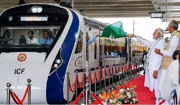 बेंगलुरु और धारवाड़ की पटरियों पर दौड़ेगी कर्नाटक की दूसरी वंदे भारत एक्सप्रेस, PM ने दिखाई हरी झंडी, जानिए क्या रहेगा किराया