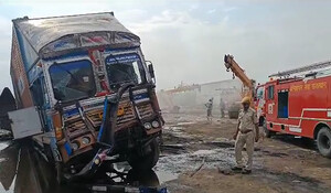 जयपुर के दूदू में दर्दनाक हादसा: तीन ट्रकों की भिड़ंत से लगी आग में 2 जिंदा जले; एक दर्जन से ज्यादा मवेशी भी जलकर मरे