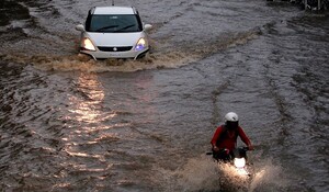 Weather Update: कोलकाता में भारी बारिश से जनजीवन प्रभावित
