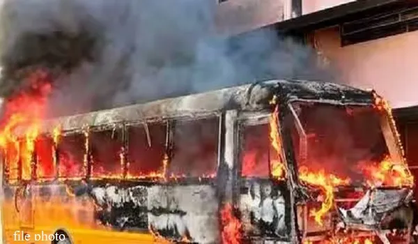 Maharashtra: स्कूल बस में लगी आग, बाल-बाल बचे बच्चे