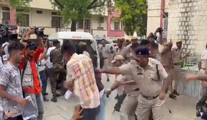 राजस्थान विवि में छात्रों को तितर-बितर करने के लिए पुलिस ने किया हल्का बल प्रयोग, 16 हिरासत में; सिंडिकेट बैठक का कर रहे थे विरोध