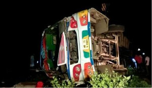 West Bengal: अनियंत्रित बस सड़क किनारे खड्डे में गिरी, 30 लोग घायल