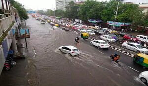 Delhi में बारिश से विभिन्न इलाकों में जलभराव, यातायात बाधित