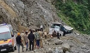 Uttarakhand: भूस्खलन से चमोली में बदरीनाथ राष्ट्रीय मार्ग बंद, वाहनों की कतारें लगीं