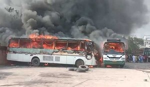 Jharkhand: रांची में आठ बसें जलकर खाक, कोई हताहत नहीं