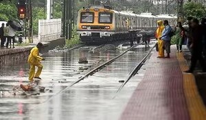 मुंबई में बारिश जारी रहने से जगह-जगह जलजमाव, यातायात बाधित, लोकल ट्रेनों की गति भी धीमी