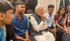दिल्ली विश्वविद्यालय पहुंचने के लिए PM Modi ने की मेट्रो की सवारी, तीन भवनों की देंगे सौगात