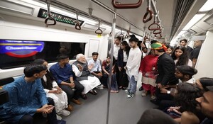 मेट्रो की सवारी कर दिल्ली विश्वविद्यालय पहुंचे प्रधानमंत्री नरेंद्र मोदी