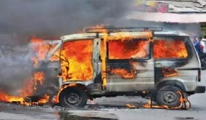 Indore: स्कूल वैन में लगी आग, बीएसएफ जवानों ने चालक व बच्चों की बचाई जान