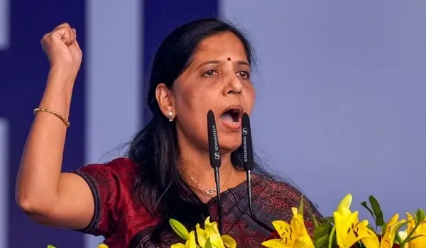 सुनीता केजरीवाल को दिल्ली हाईकोर्ट ने भेजा नोटिस, सोशल मीडिया से हटाएं सीएम केजरीवाल की सुनवाई का वीडियो