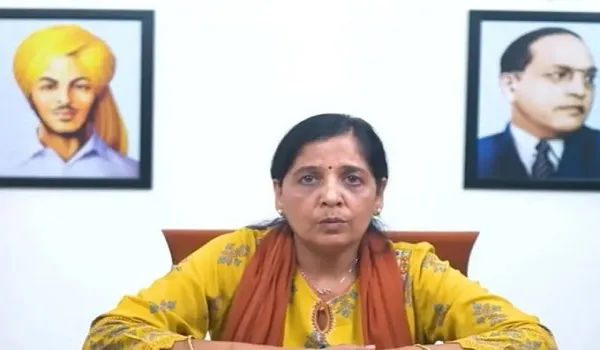 VIDEO: बेल पर रोक के बाद सुनीता केजरीवाल का रिएक्शन, ऐसे लग रहा जैसे केजरीवाल आतंकी हों, देश में तानाशाही बढ़ गई