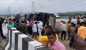 Maharashtra: समृद्धि एक्सप्रेस-वे पर बस में आग लगने से 26 लोगों की जलकर मौत, नींद में थे यात्री
