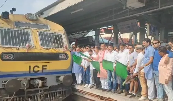 चित्तौड़गढ़ वासियों को आज से एक नई ट्रेन की मिली सौगात, प्रदेश अध्यक्ष सीपी जोशी ने दिखाई हरी झंडी