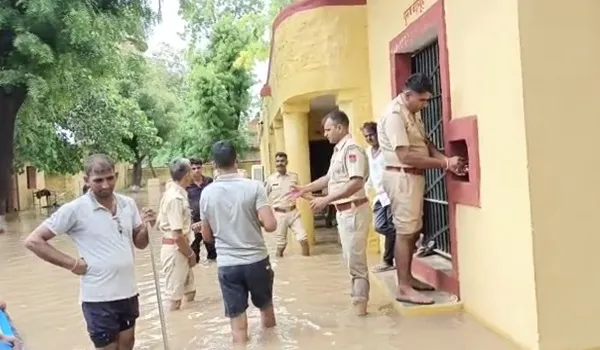 Pali: सुमेरपुर में लगातार बार‍िश का असर, तखतगढ़ पुलिस थाने में फिर घुसा पानी