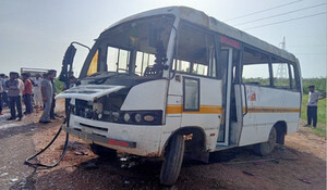 Jaisalmer News: पोकरण में स्कूली बस पलटी, 12 बच्चे गंभीर घायल; शिक्षक की मौत