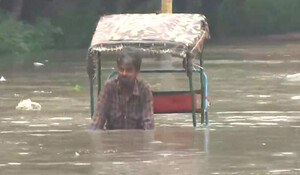 Delhi Yamuna Flood: लगातार बढ़ रहा यमुना का जलस्तर, लाल किले तक पहुंचा पानी; 45 साल का रिकॉर्ड टूटा