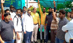 Udaipur News: स्कूल में हिंदू देवी-देवताओं पर आपत्तिजनक टिप्पणी, अभिभावक और हिंदू संगठनों ने किया प्रदर्शन