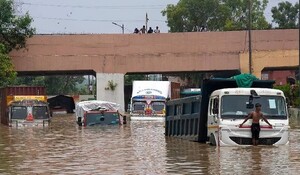 Delhi Flood Update: यमुना का जलस्तर घटकर 208.25 मीटर पर, बाढ़ का पानी पहुंचा सुप्रीम कोर्ट के प्रवेश द्वार तक
