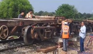 VIDEO: जयपुर-फुलेरा रेल मार्ग पर बेपटरी हुई मालगाड़ी, डिब्बों को पटरी पर लाने के लिए कार्य जारी